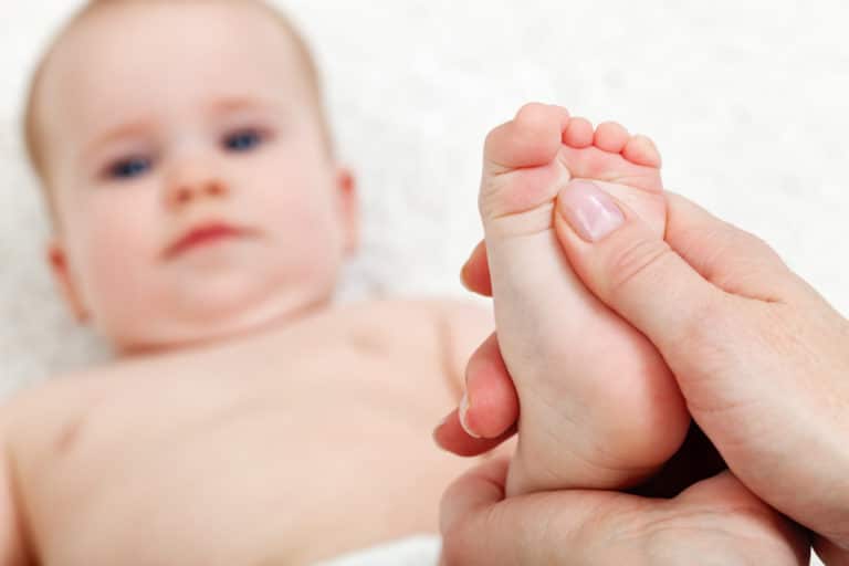 Ostéopathie pour les nourrissons, massage des pieds