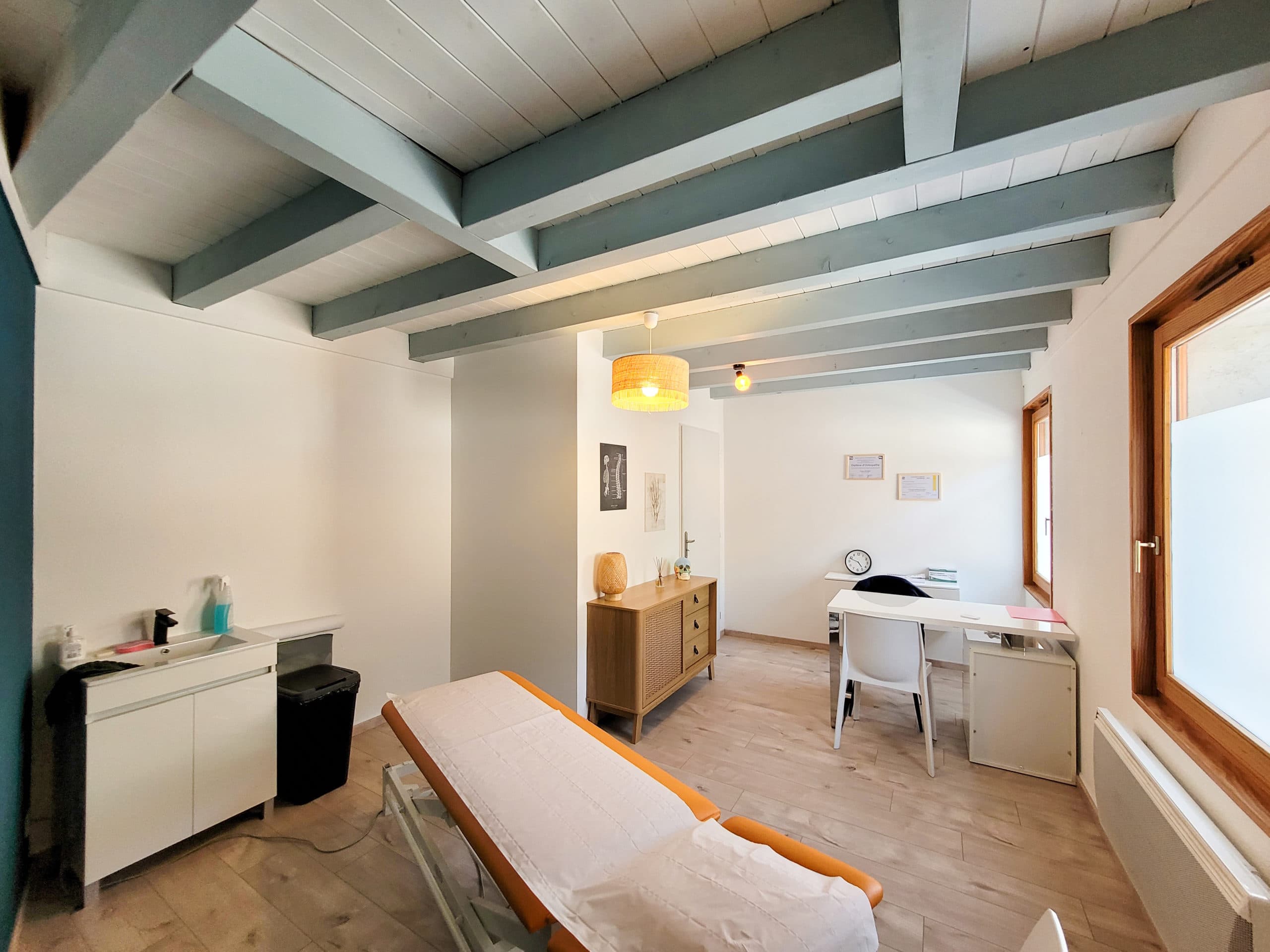 Grande salle dans le cabinet ostéopathe de Chloé Pivert à Orcier